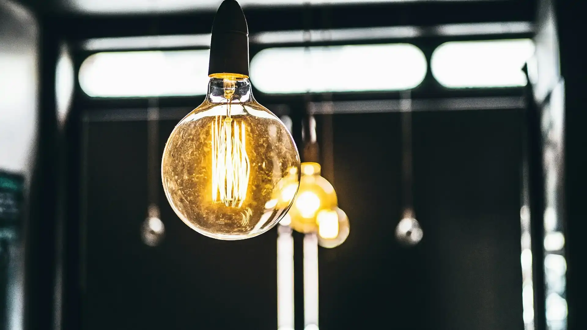 Desglose de una factura eléctrica con gráficos explicativos